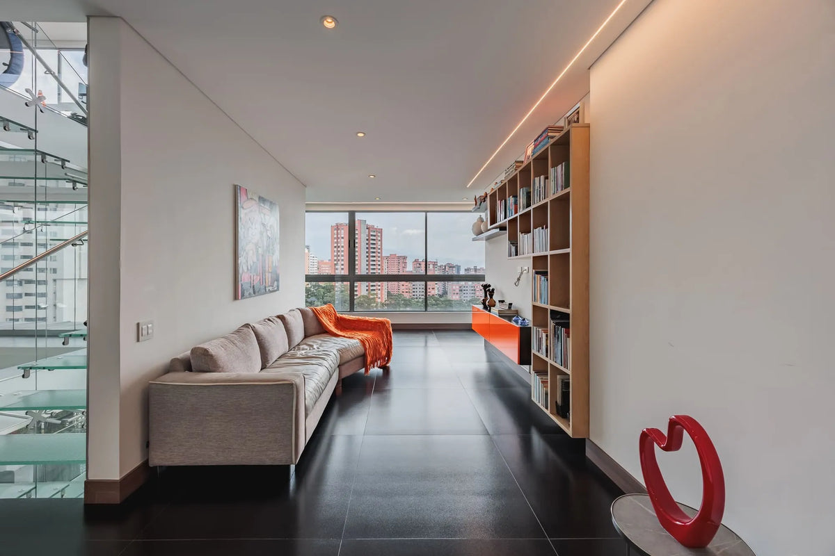 Family room con bar y salida a terraza, en penthouse en venta en Medellín, perfecto para recibir invitados en un ambiente sofisticado.