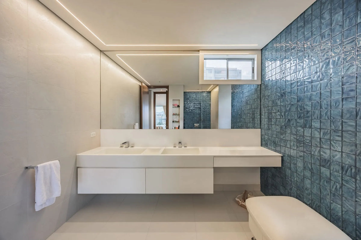 Dormitorio principal con acceso a balcón privado y vista al sur de Medellín, dentro de un apartamento de 5 habitaciones en El Poblado.