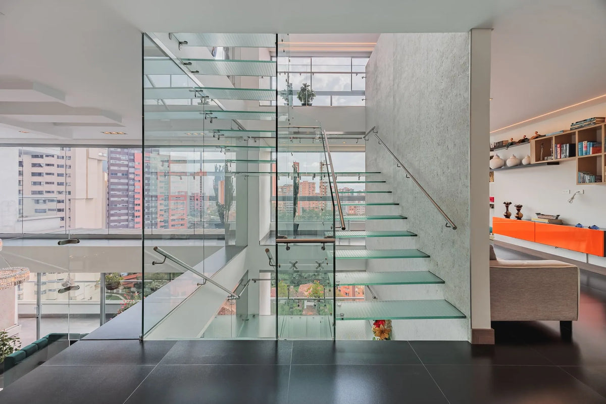 Family room con bar y salida a terraza, en penthouse en venta en Medellín, perfecto para recibir invitados en un ambiente sofisticado.