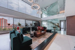 Moderna sala con ventanales de piso a techo y salida directa a una terraza con vista 360°, en apartamento de lujo en El Poblado Medellín.
