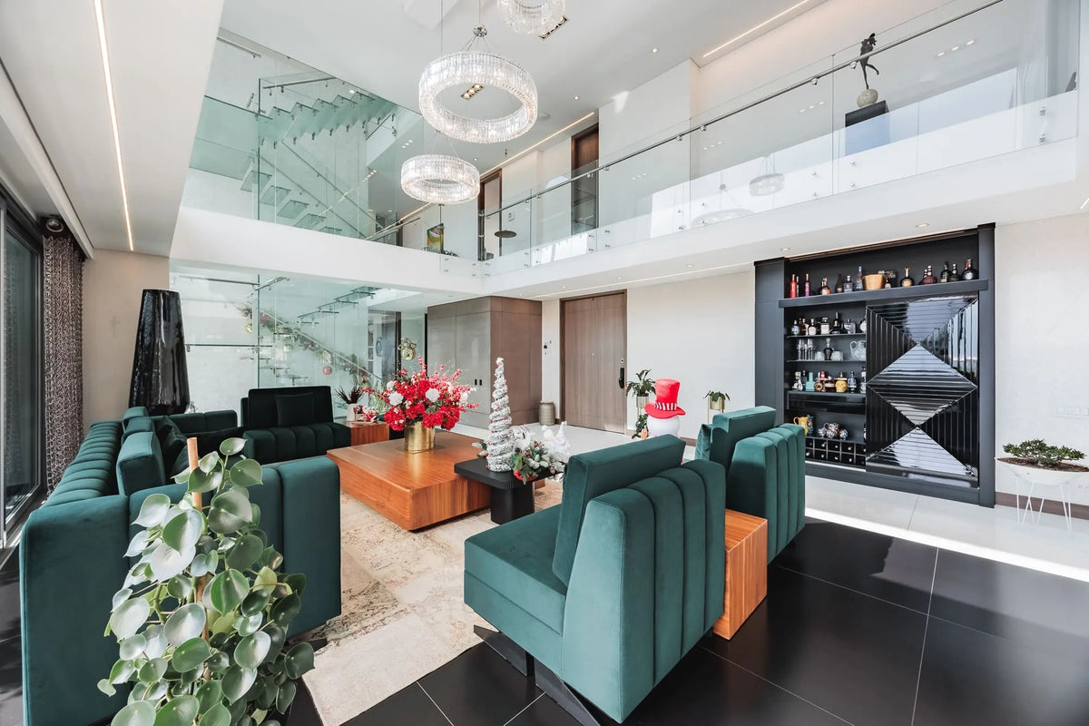 Moderna sala con ventanales de piso a techo y salida directa a una terraza con vista 360°, en apartamento de lujo en El Poblado Medellín.