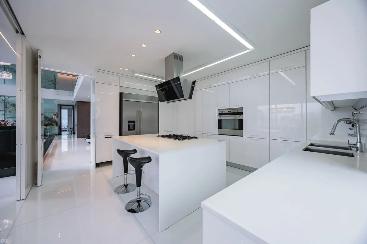 Espaciosa cocina abierta con acabados de lujo y acceso a la terraza con BBQ y zona social, en apartamento en venta en El Tesoro Medellín.