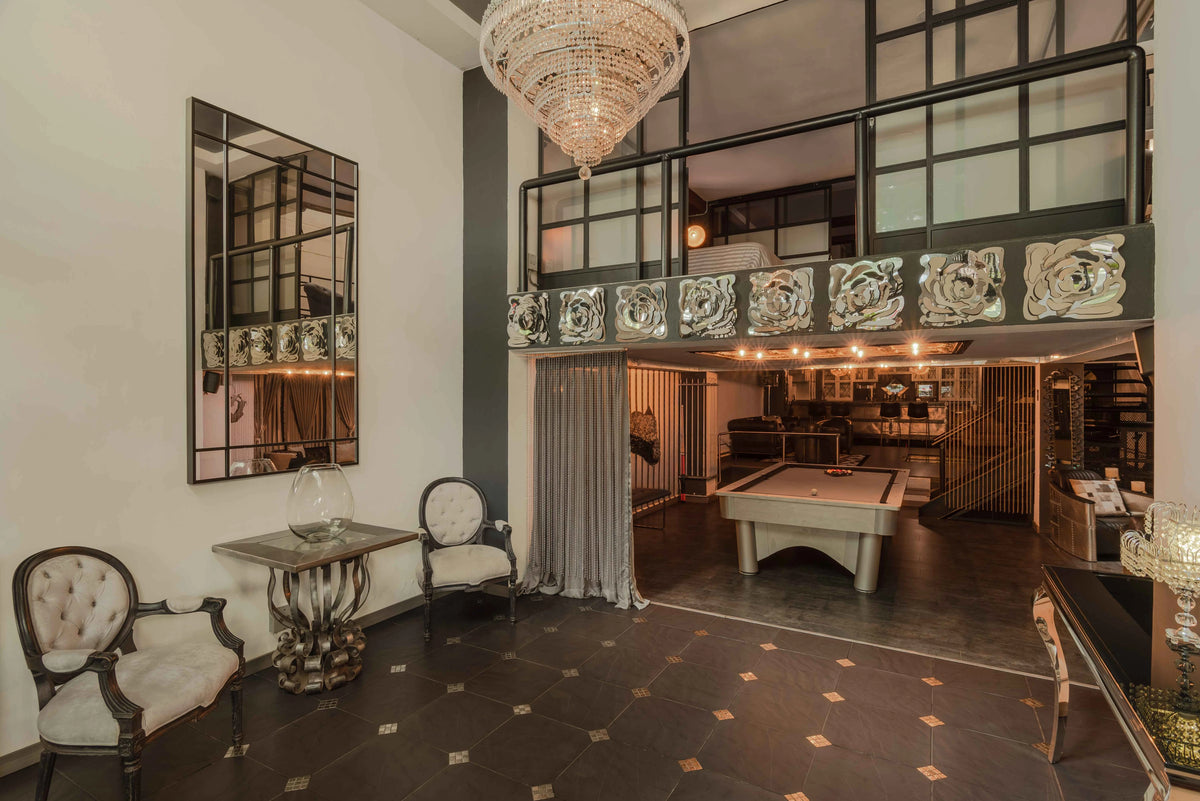 Casa en venta en Provenza, El Poblado, Medellín, ideal para inversión en rentas cortas. Propiedad con uso de suelo turístico, diseño clásico restaurado, ubicada en una de las zonas más cotizadas para Airbnb y proyectos hoteleros.