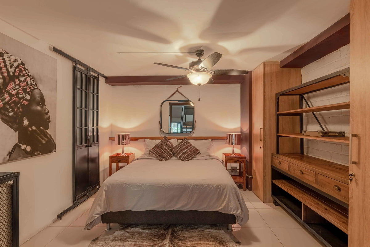 Casa en venta en Provenza, El Poblado, Medellín, ideal para inversión en rentas cortas. Propiedad con uso de suelo turístico, diseño clásico restaurado, ubicada en una de las zonas más cotizadas para Airbnb y proyectos hoteleros.