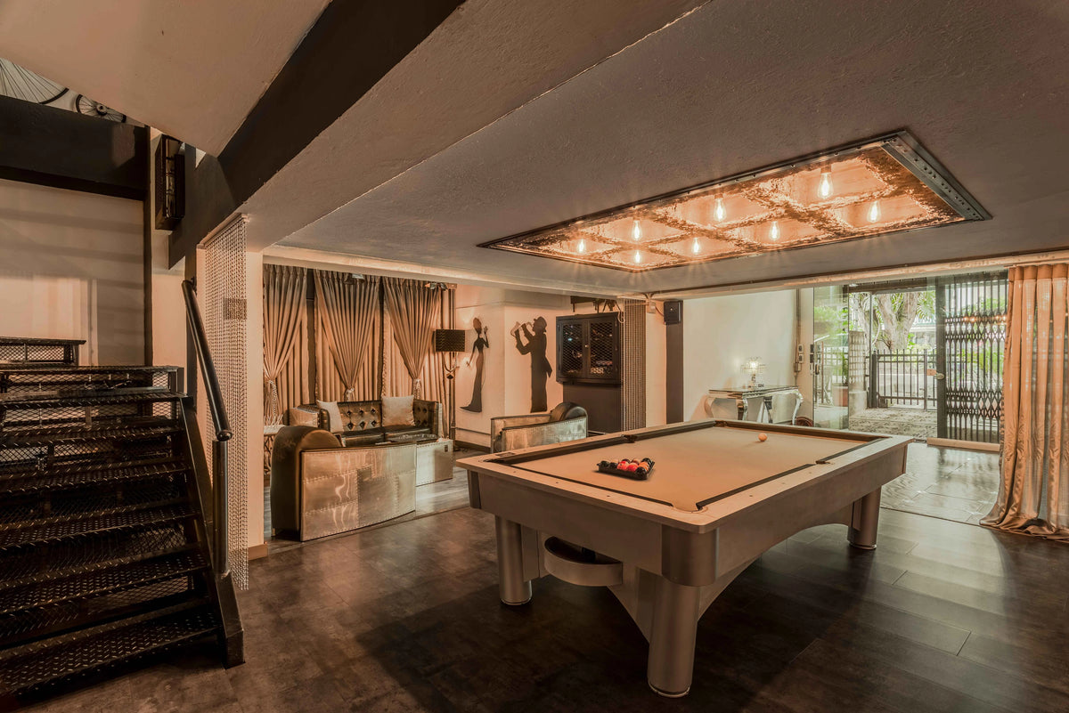 Casa en venta en Provenza, El Poblado, Medellín, ideal para inversión en rentas cortas. Propiedad con uso de suelo turístico, diseño clásico restaurado, ubicada en una de las zonas más cotizadas para Airbnb y proyectos hoteleros.