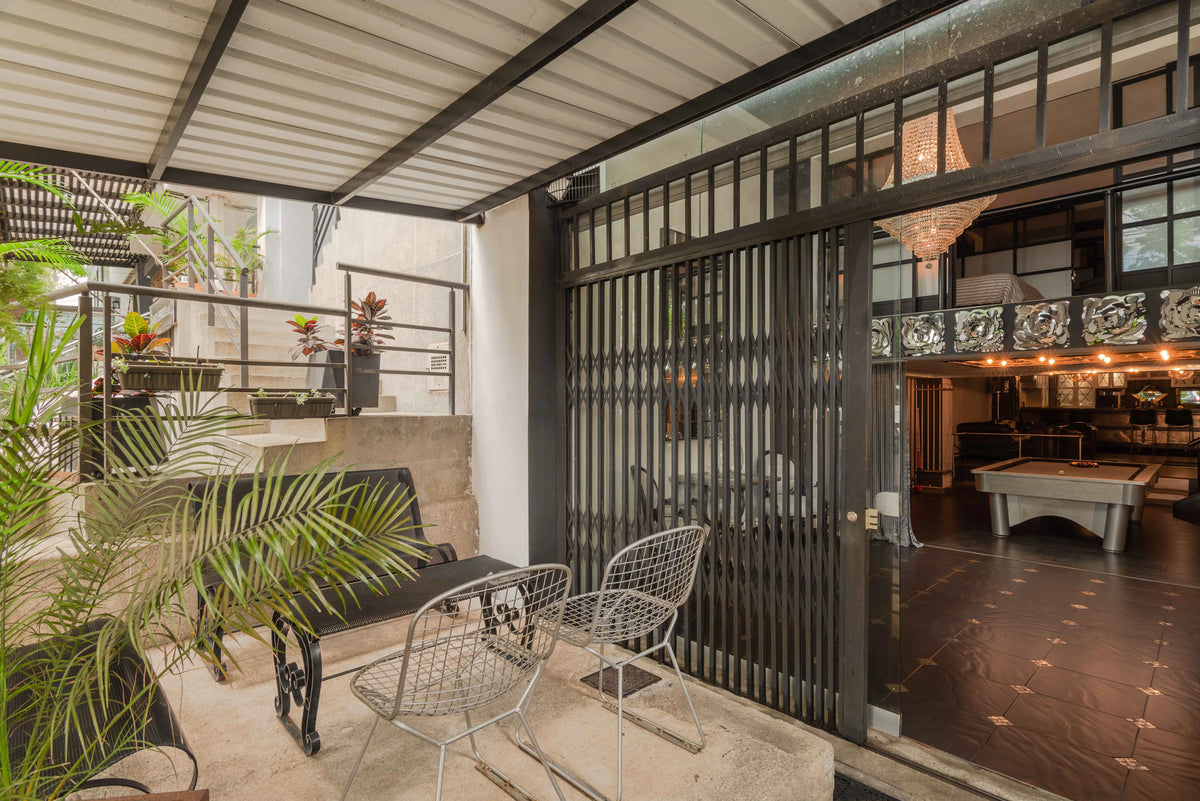 Casa en venta en Provenza, El Poblado, Medellín, ideal para inversión en rentas cortas. Propiedad con uso de suelo turístico, diseño clásico restaurado, ubicada en una de las zonas más cotizadas para Airbnb y proyectos hoteleros.