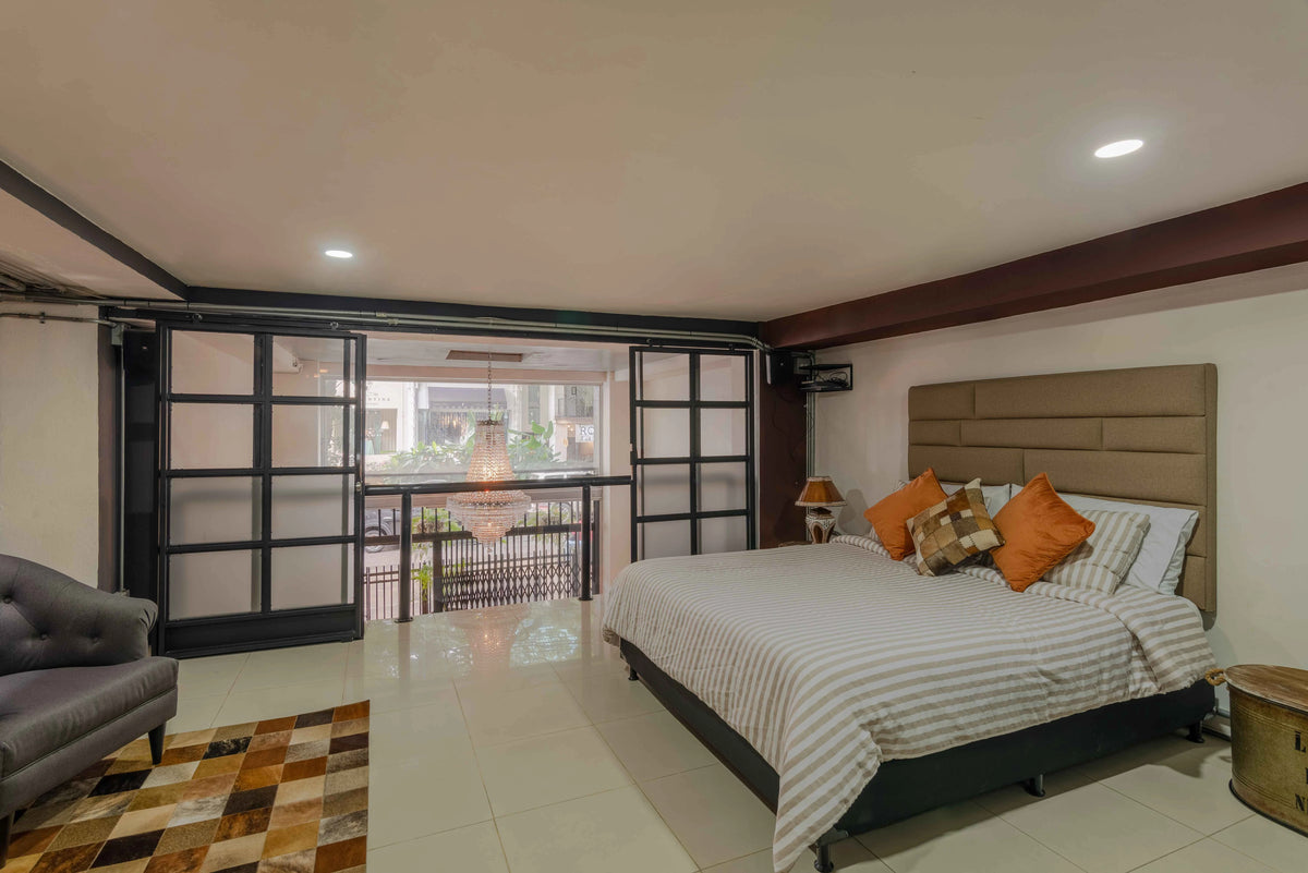 Casa en venta en Provenza, El Poblado, Medellín, ideal para inversión en rentas cortas. Propiedad con uso de suelo turístico, diseño clásico restaurado, ubicada en una de las zonas más cotizadas para Airbnb y proyectos hoteleros.