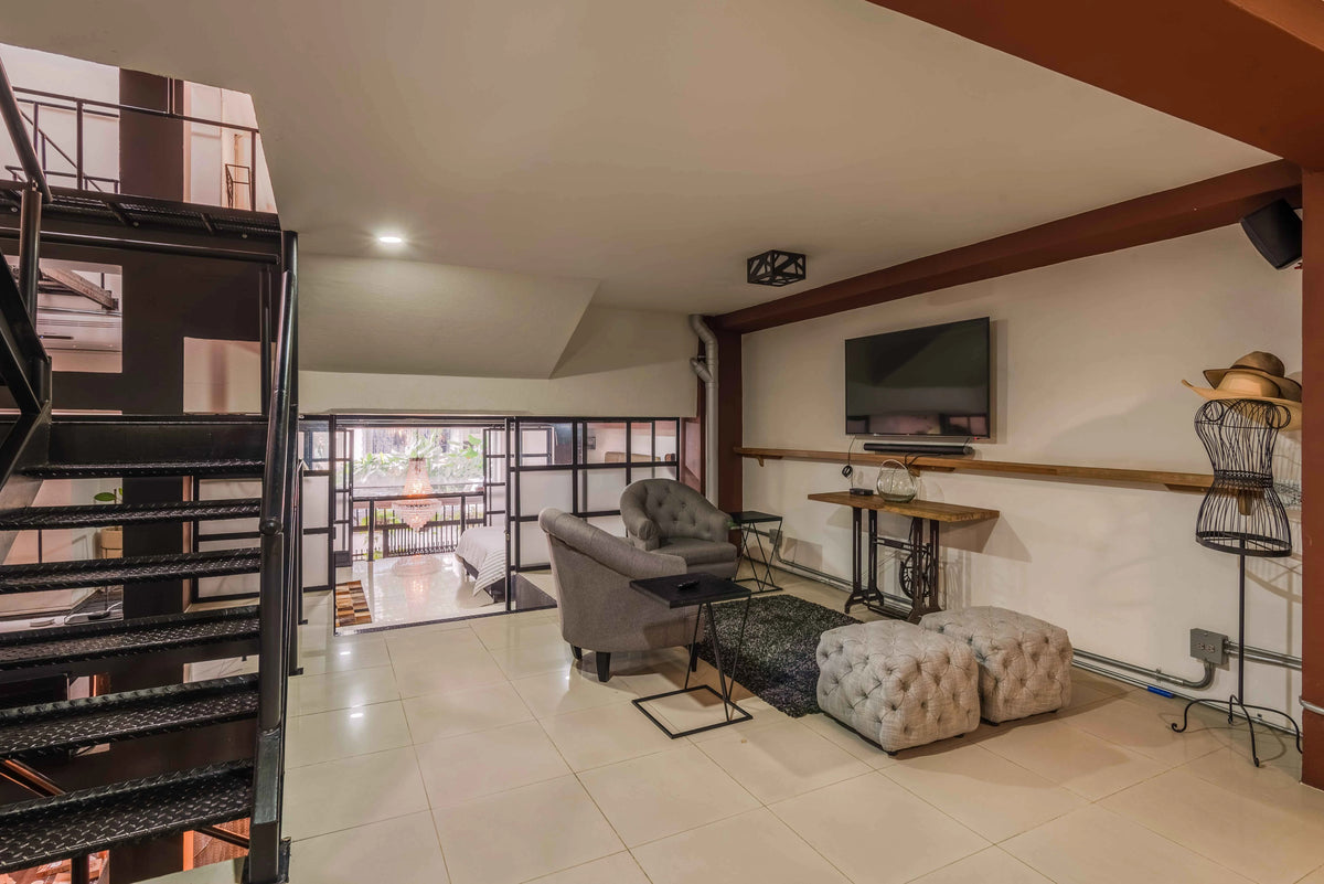 Casa en venta en Provenza, El Poblado, Medellín, ideal para inversión en rentas cortas. Propiedad con uso de suelo turístico, diseño clásico restaurado, ubicada en una de las zonas más cotizadas para Airbnb y proyectos hoteleros.