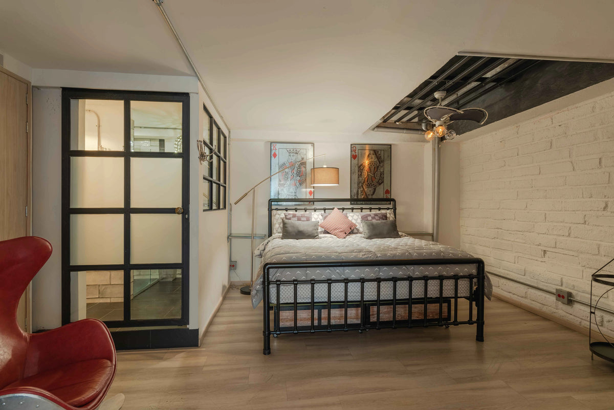 Casa en venta en Provenza, El Poblado, Medellín, ideal para inversión en rentas cortas. Propiedad con uso de suelo turístico, diseño clásico restaurado, ubicada en una de las zonas más cotizadas para Airbnb y proyectos hoteleros.