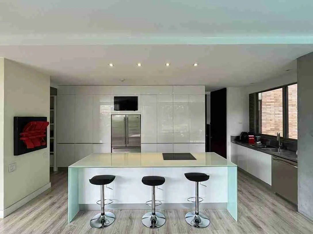 Apartamento moderno de 207 m² en El Poblado con sala y comedor integrados, espacios amplios y excelente iluminación.