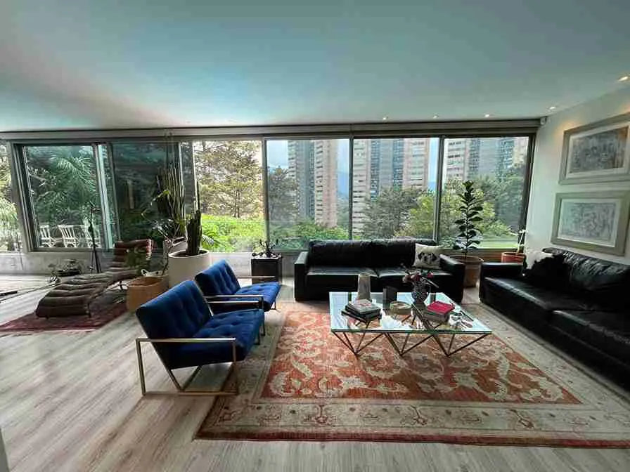 Apartamento moderno de 207 m² en El Poblado con sala y comedor integrados, espacios amplios y excelente iluminación.