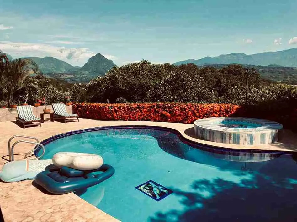 Finca campestre en La Pintada con diseño en un solo nivel, rodeada de naturaleza y vista al Río Cauca.