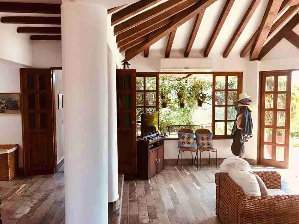 Finca campestre en La Pintada con diseño en un solo nivel, rodeada de naturaleza y vista al Río Cauca.