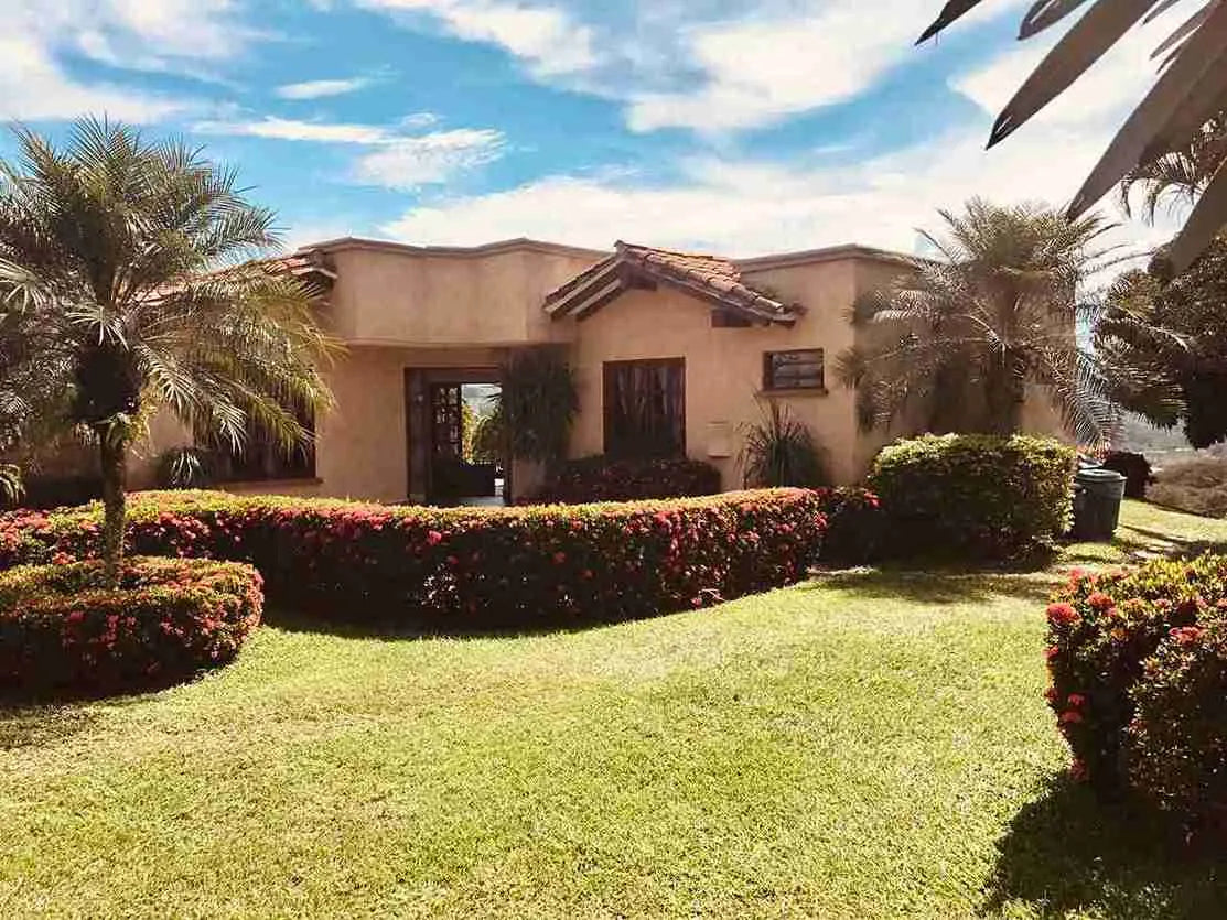 Finca campestre en La Pintada con diseño en un solo nivel, rodeada de naturaleza y vista al Río Cauca.