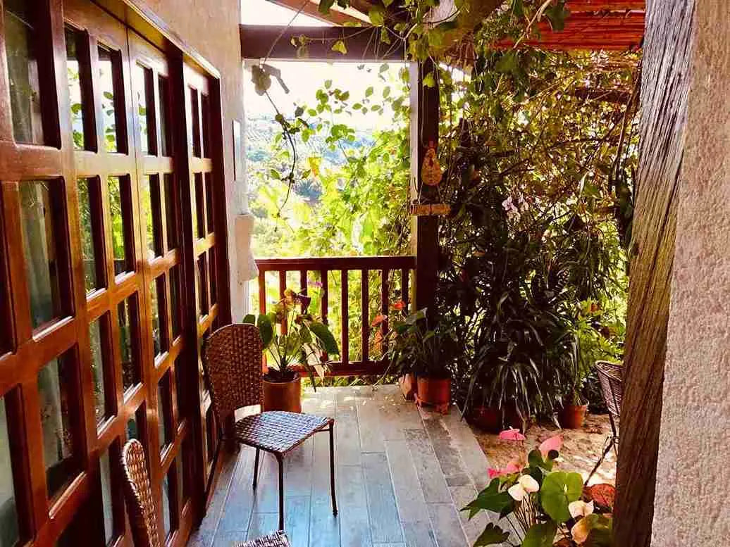 Finca campestre en La Pintada con diseño en un solo nivel, rodeada de naturaleza y vista al Río Cauca.