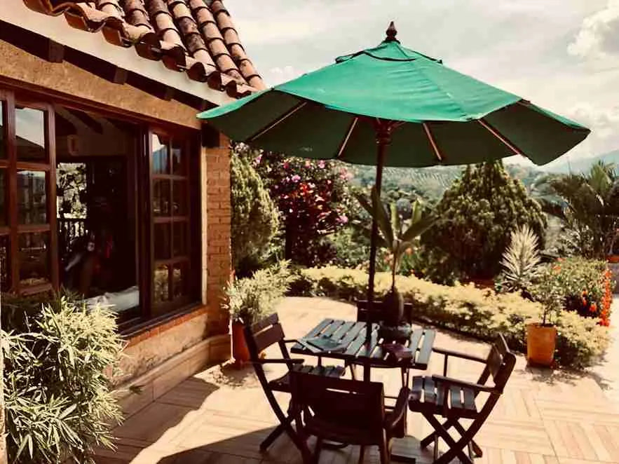 Finca campestre en La Pintada con diseño en un solo nivel, rodeada de naturaleza y vista al Río Cauca.