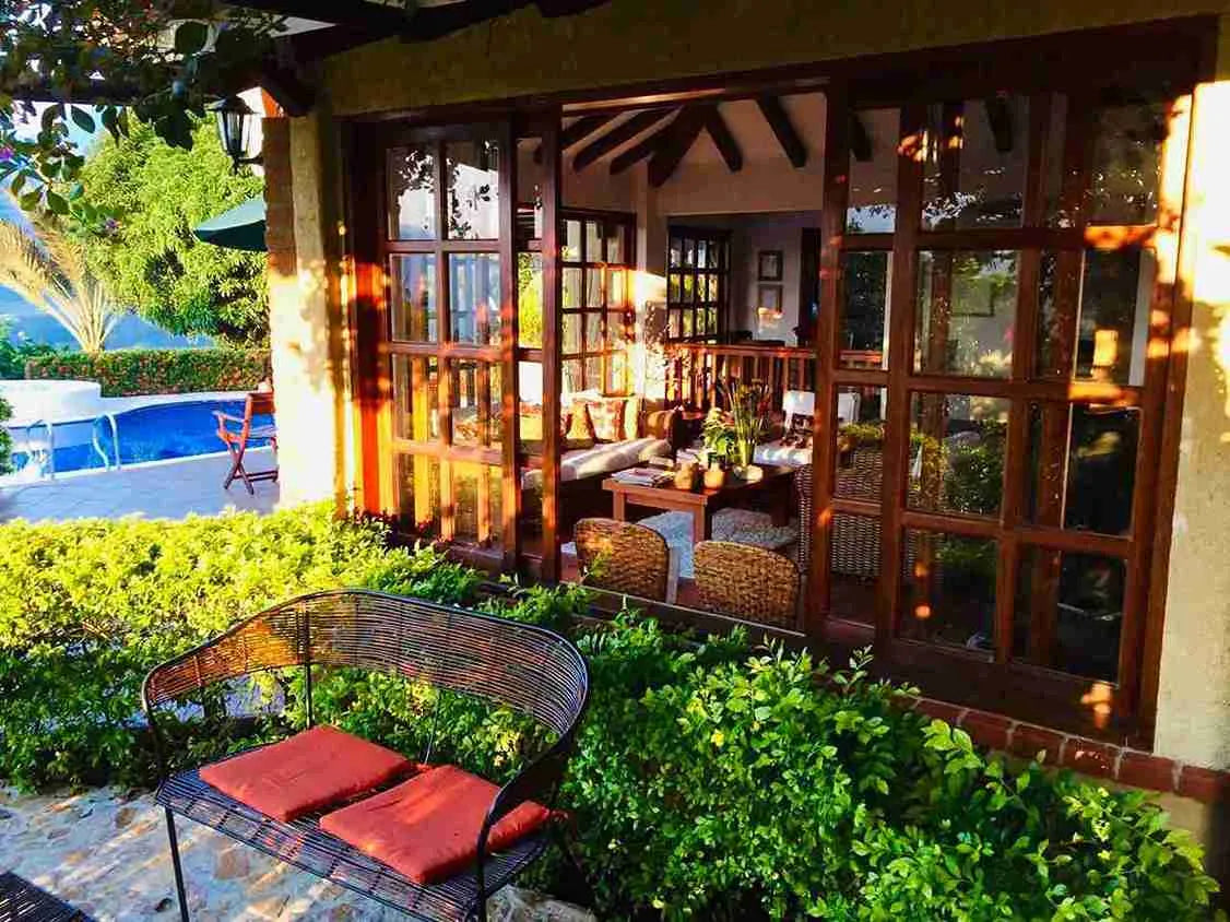 Finca campestre en La Pintada con diseño en un solo nivel, rodeada de naturaleza y vista al Río Cauca.