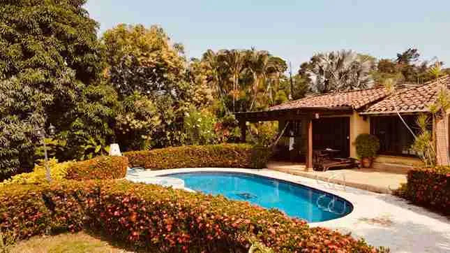 Finca campestre en La Pintada con diseño en un solo nivel, rodeada de naturaleza y vista al Río Cauca.