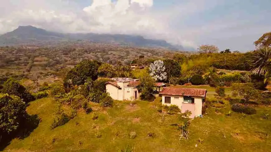 Finca campestre en La Pintada con diseño en un solo nivel, rodeada de naturaleza y vista al Río Cauca.