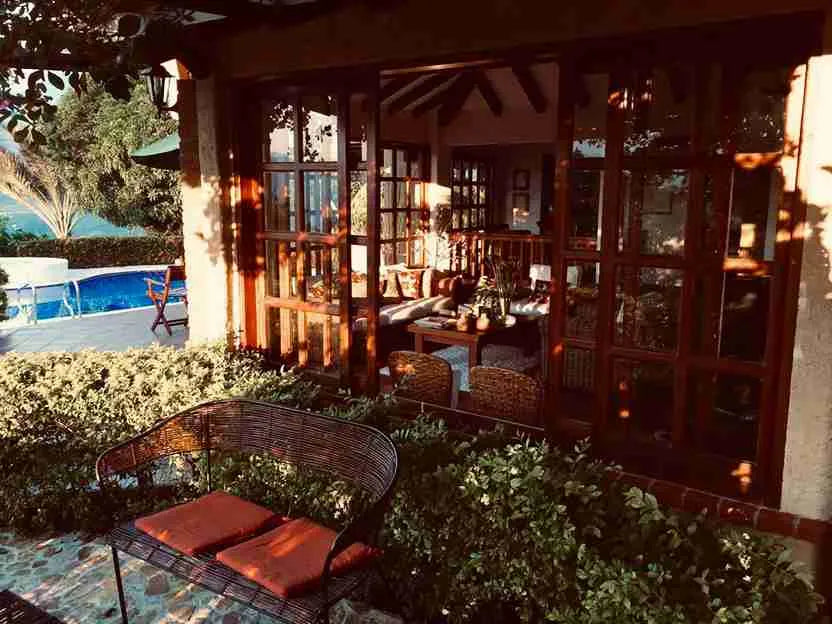 Finca campestre en La Pintada con diseño en un solo nivel, rodeada de naturaleza y vista al Río Cauca.