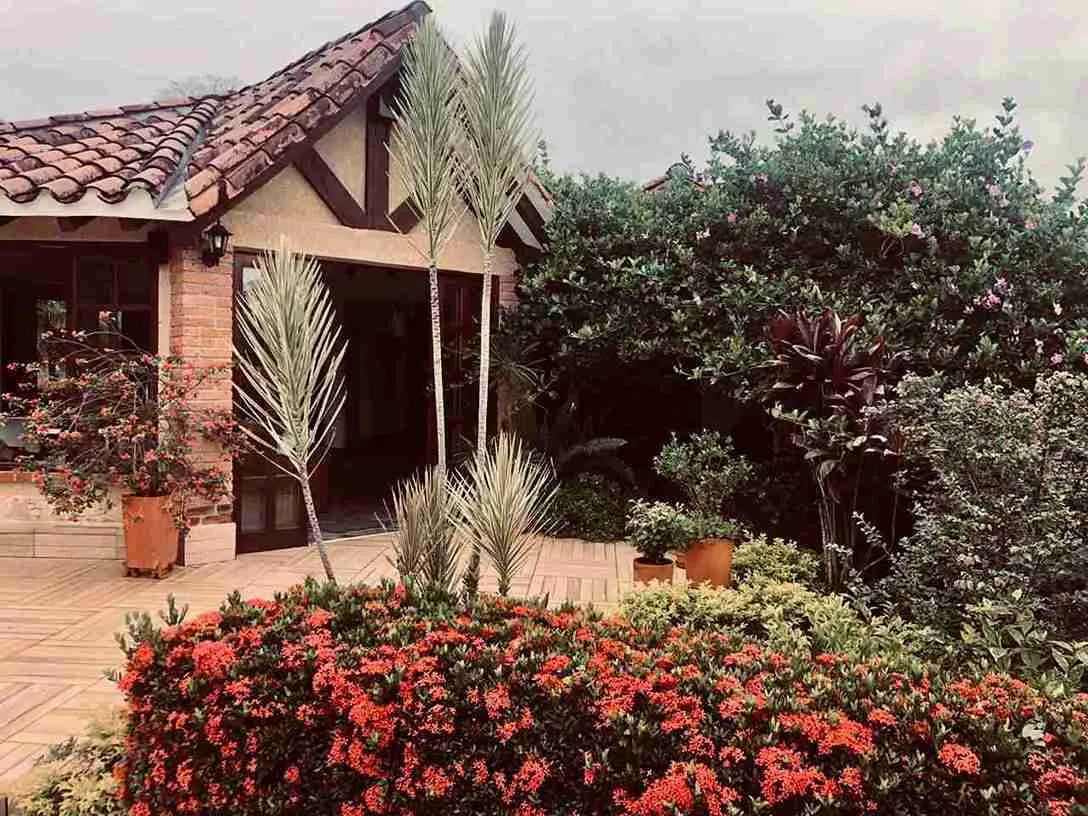 Finca campestre en La Pintada con diseño en un solo nivel, rodeada de naturaleza y vista al Río Cauca.