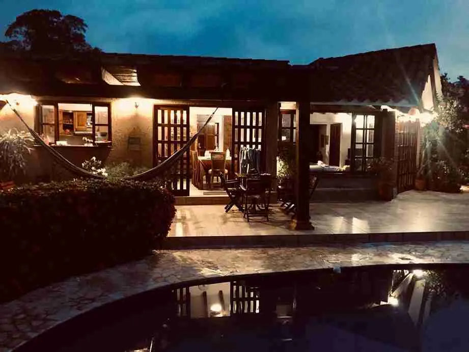 Finca campestre en La Pintada con diseño en un solo nivel, rodeada de naturaleza y vista al Río Cauca.