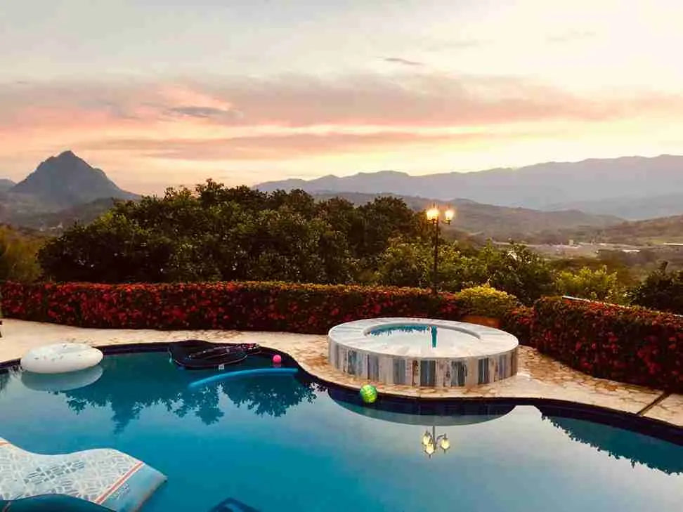 Finca campestre en La Pintada con diseño en un solo nivel, rodeada de naturaleza y vista al Río Cauca.