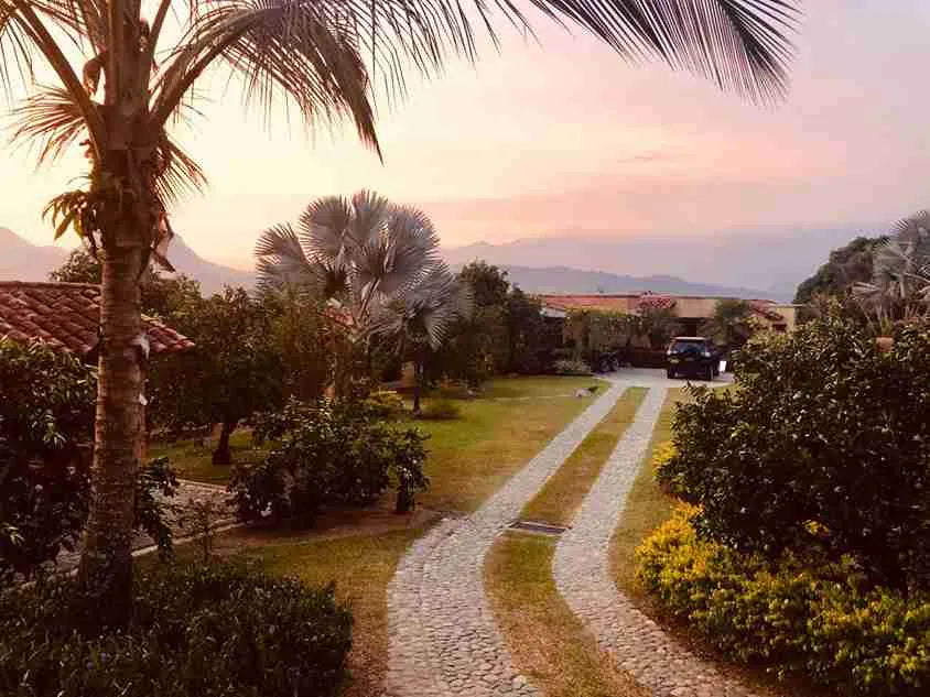 Finca campestre en La Pintada con diseño en un solo nivel, rodeada de naturaleza y vista al Río Cauca
