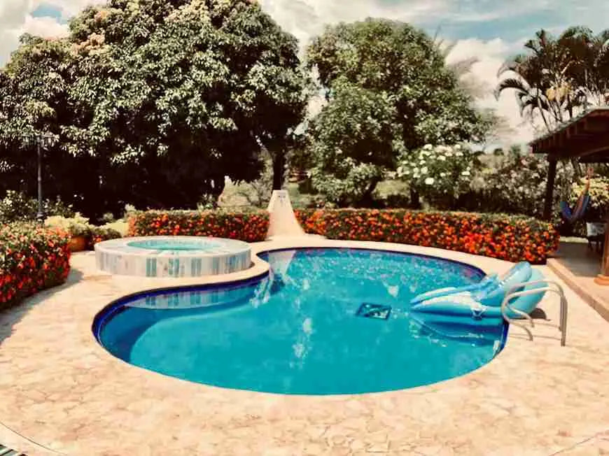 Finca campestre en La Pintada con diseño en un solo nivel, rodeada de naturaleza y vista al Río Cauca.