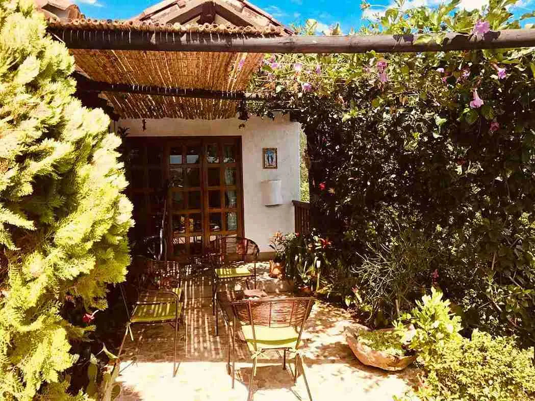 Finca campestre en La Pintada con diseño en un solo nivel, rodeada de naturaleza y vista al Río Cauca.