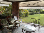 Jardín principal y zona verde de casa en El Poblado.