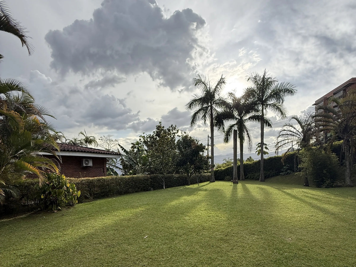 Jardín principal y zona verde de casa en El Poblado.