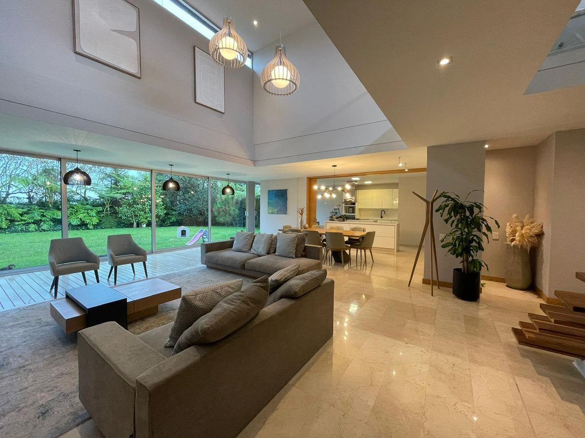 Casa de diseño en Alto de las Palmas con zonas comunes y entorno natural