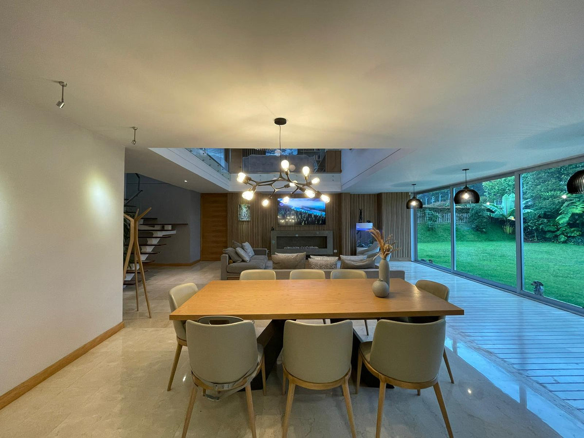 Casa de diseño en Alto de las Palmas con zonas comunes y entorno natural