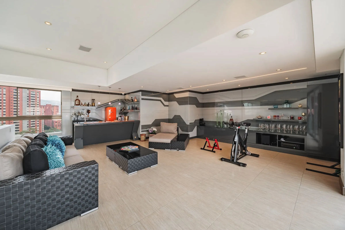 Gimnasio privado totalmente equipado en apartamento de lujo en El Poblado, con acceso directo a la terraza panorámica.