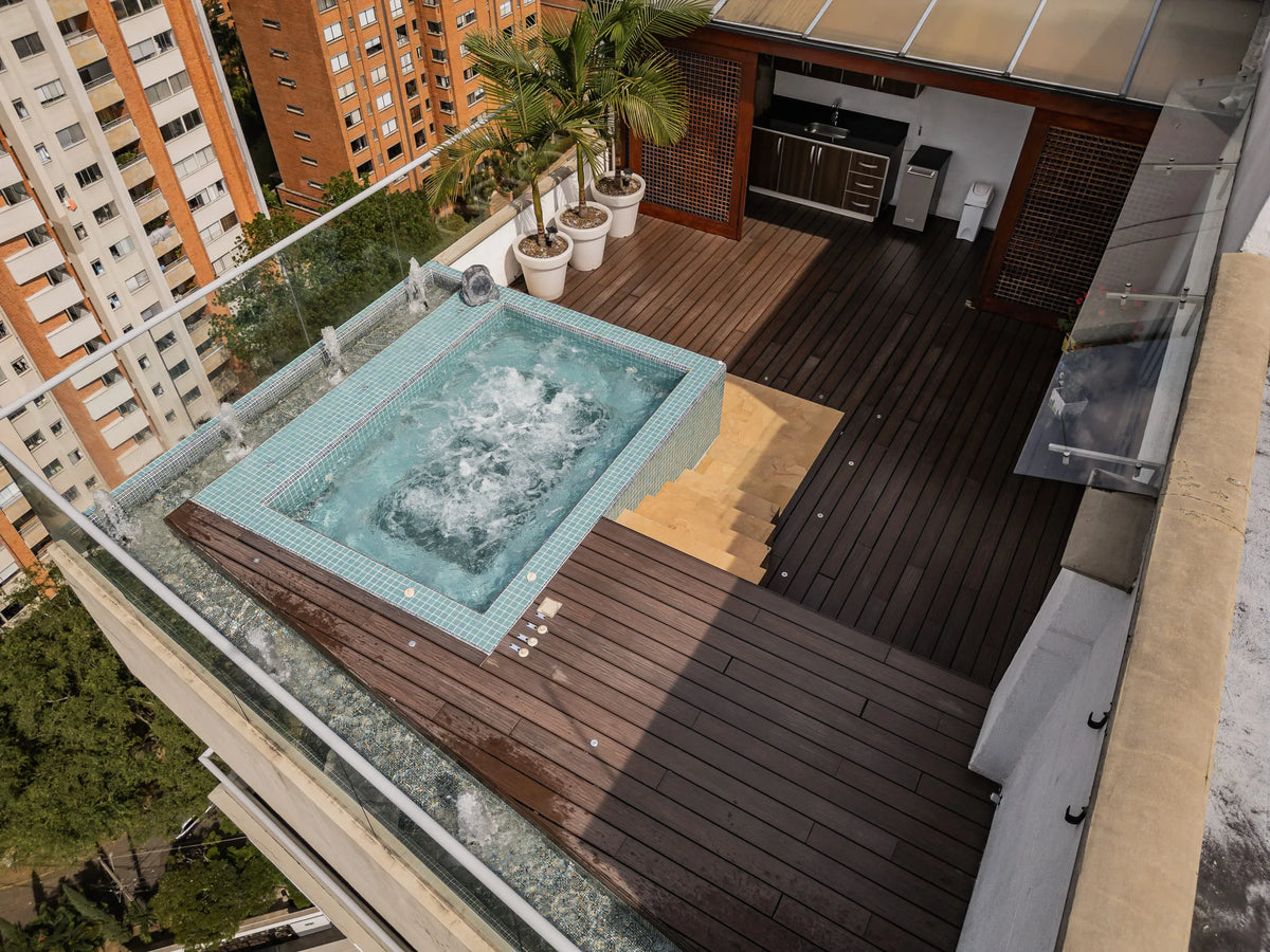 Vista aérea del penthouse tríplex con terraza en la Milla de Oro de Medellín, con jacuzzi y BBQ, ideal para quienes buscan apartamentos en venta en El Poblado con vista panorámica.
