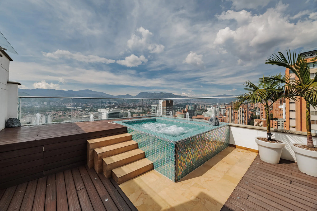 Vista aérea del penthouse tríplex con terraza en la Milla de Oro de Medellín, con jacuzzi y BBQ, ideal para quienes buscan apartamentos en venta en El Poblado con vista panorámica.