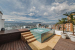 Vista aérea del penthouse tríplex con terraza en la Milla de Oro de Medellín, con jacuzzi y BBQ, ideal para quienes buscan apartamentos en venta en El Poblado con vista panorámica.