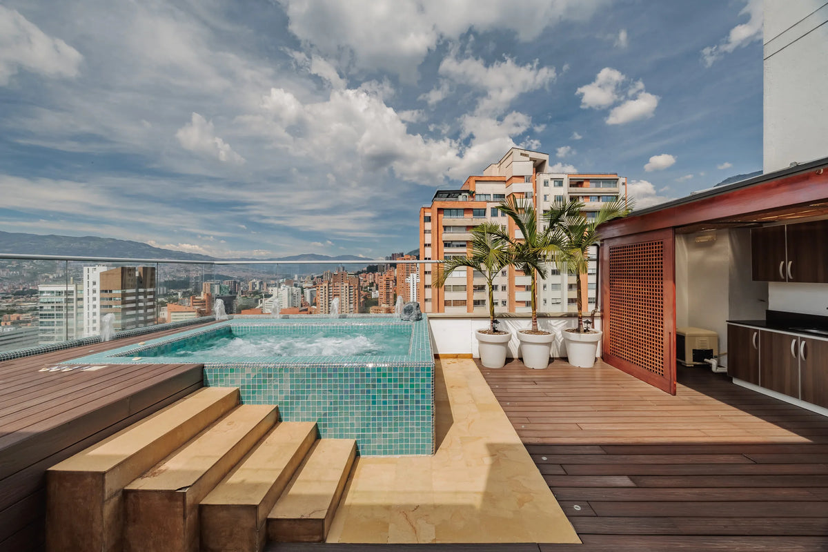 Jacuzzi privado al aire libre en amplia terraza con zona BBQ, parte del penthouse en venta en Milla de Oro, sector exclusivo de Medellín