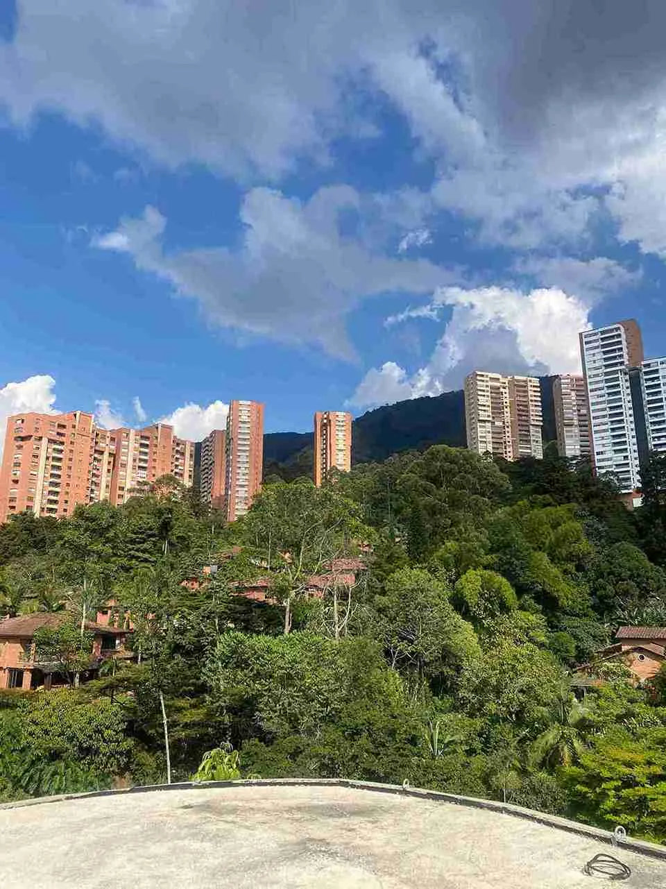 Penthouse boutique de lujo en Loma del Tesoro, Medellín, con vista panorámica a la ciudad y la montaña desde la terraza privada.