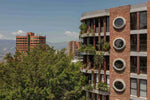 Penthouse boutique de lujo en Loma del Tesoro, Medellín, con vista panorámica a la ciudad y la montaña desde la terraza privada.