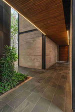 Penthouse boutique de lujo en Loma del Tesoro, Medellín, con vista panorámica a la ciudad y la montaña desde la terraza privada.