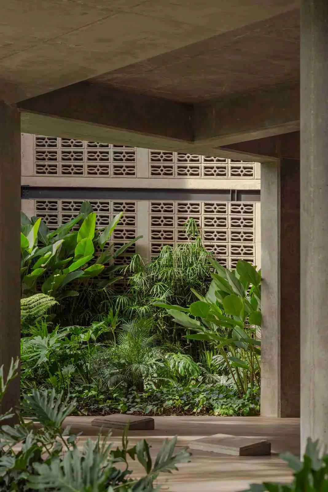 Penthouse boutique de lujo en Loma del Tesoro, Medellín, con vista panorámica a la ciudad y la montaña desde la terraza privada.