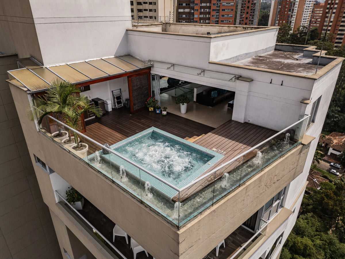Vista aérea del penthouse tríplex con terraza en la Milla de Oro de Medellín, con jacuzzi y BBQ, ideal para quienes buscan apartamentos en venta en El Poblado con vista panorámica.
