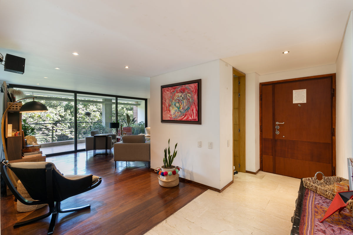 Apartamento remodelado de 226 m² con 2 balcones en Las Lomas, El Poblado