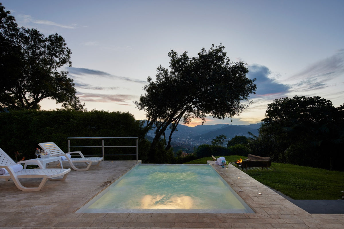 Loma del Escobero 3 BR Country House with Jacuzzi