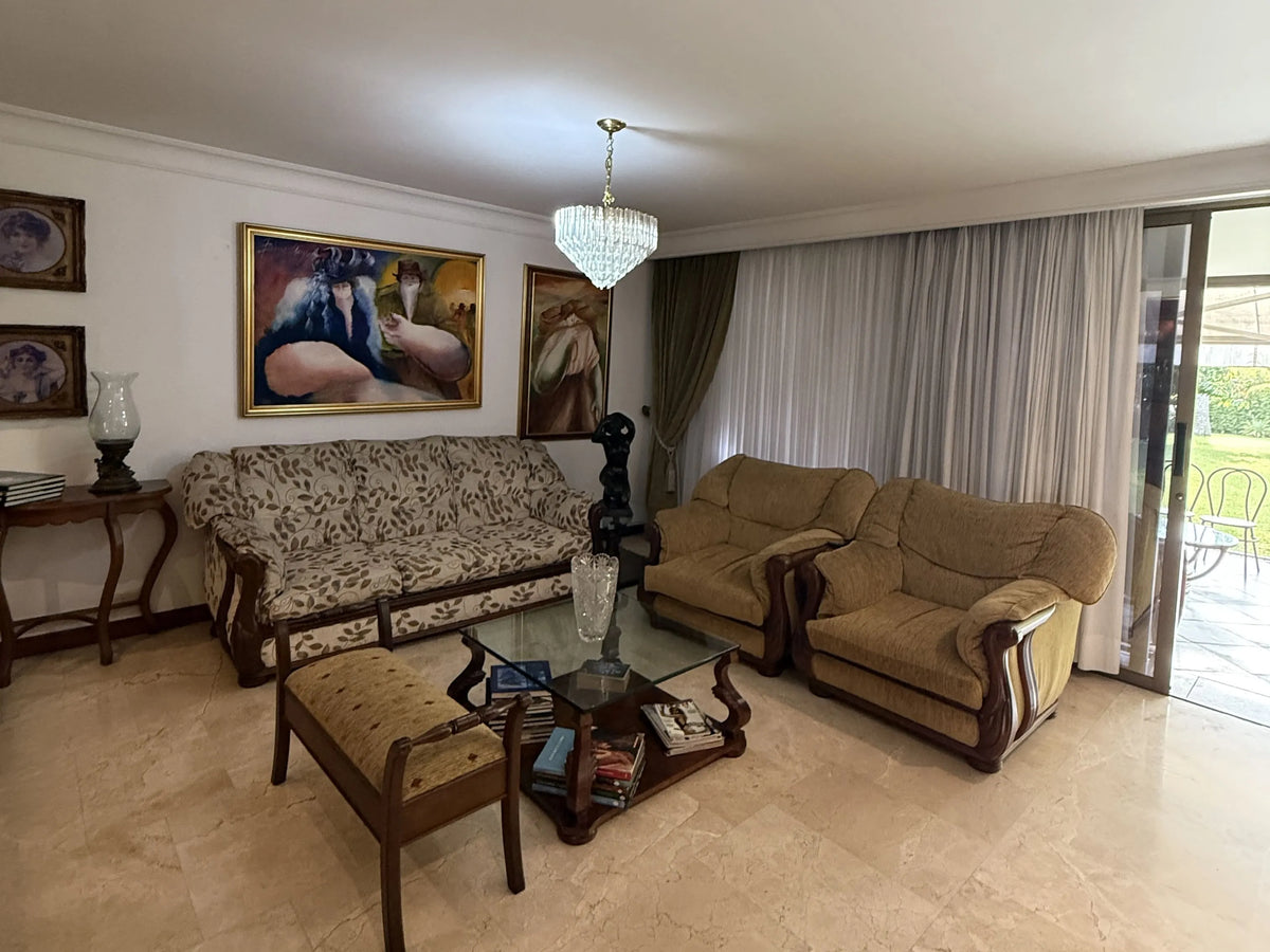 Sala principal y área social amplia dentro de casa en El Poblado.