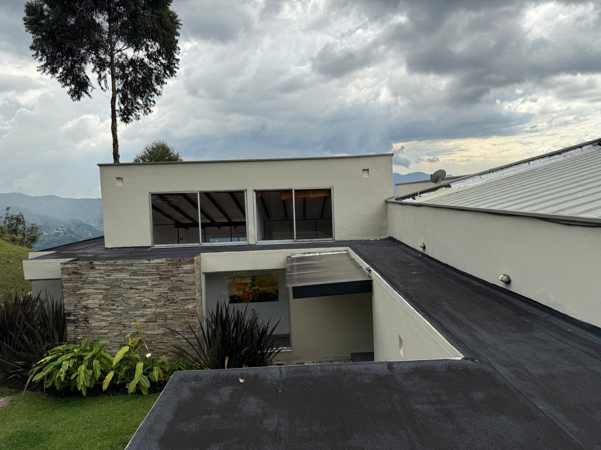 Casa en Palmas cerca al Mall Indiana con lote amplio, rooftop y zonas comunes