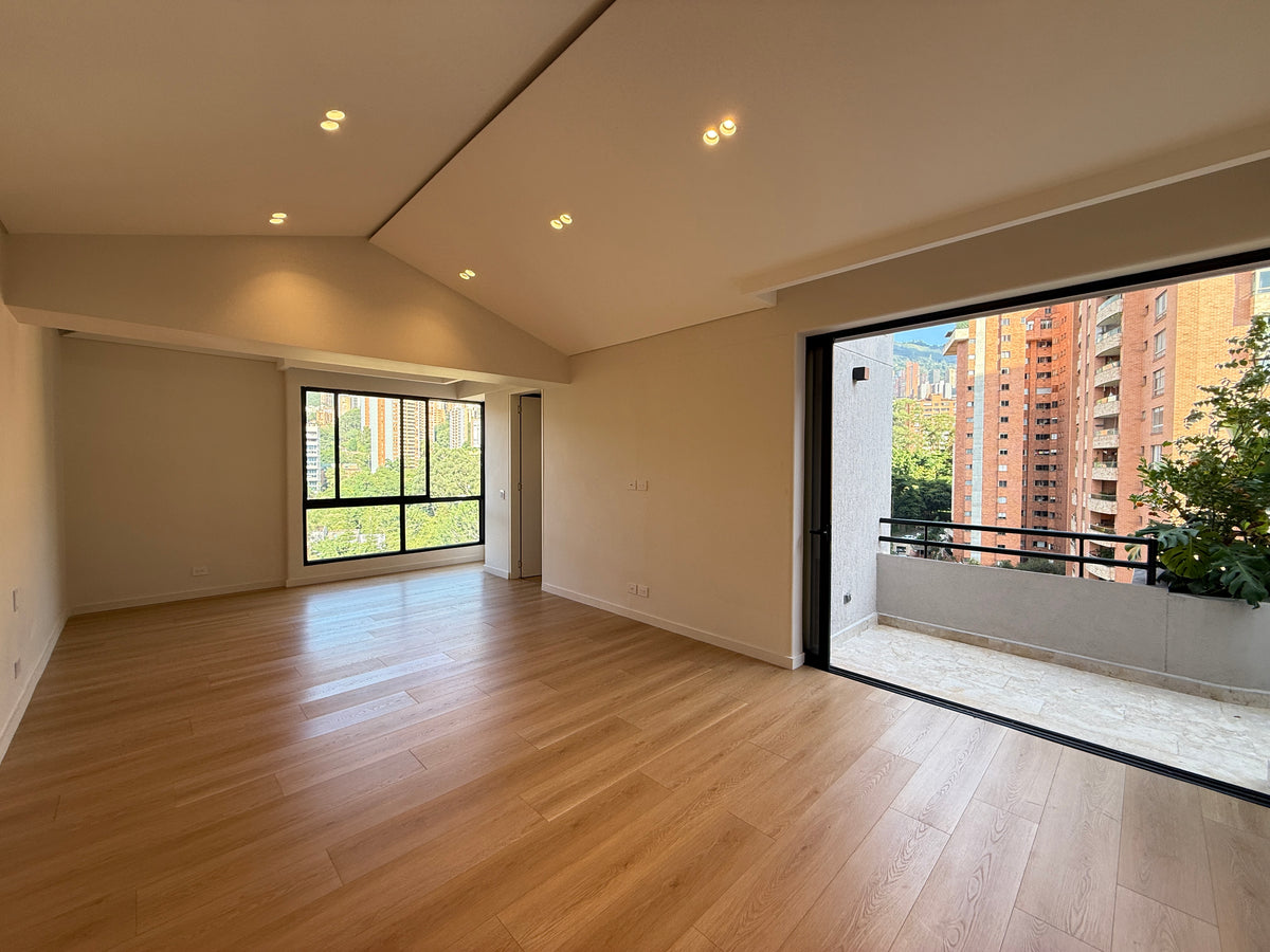 Penthouse Dúplex remodelado en Sector Tranquilo de Provenza con vista panorámica y jacuzzi 3 BR
