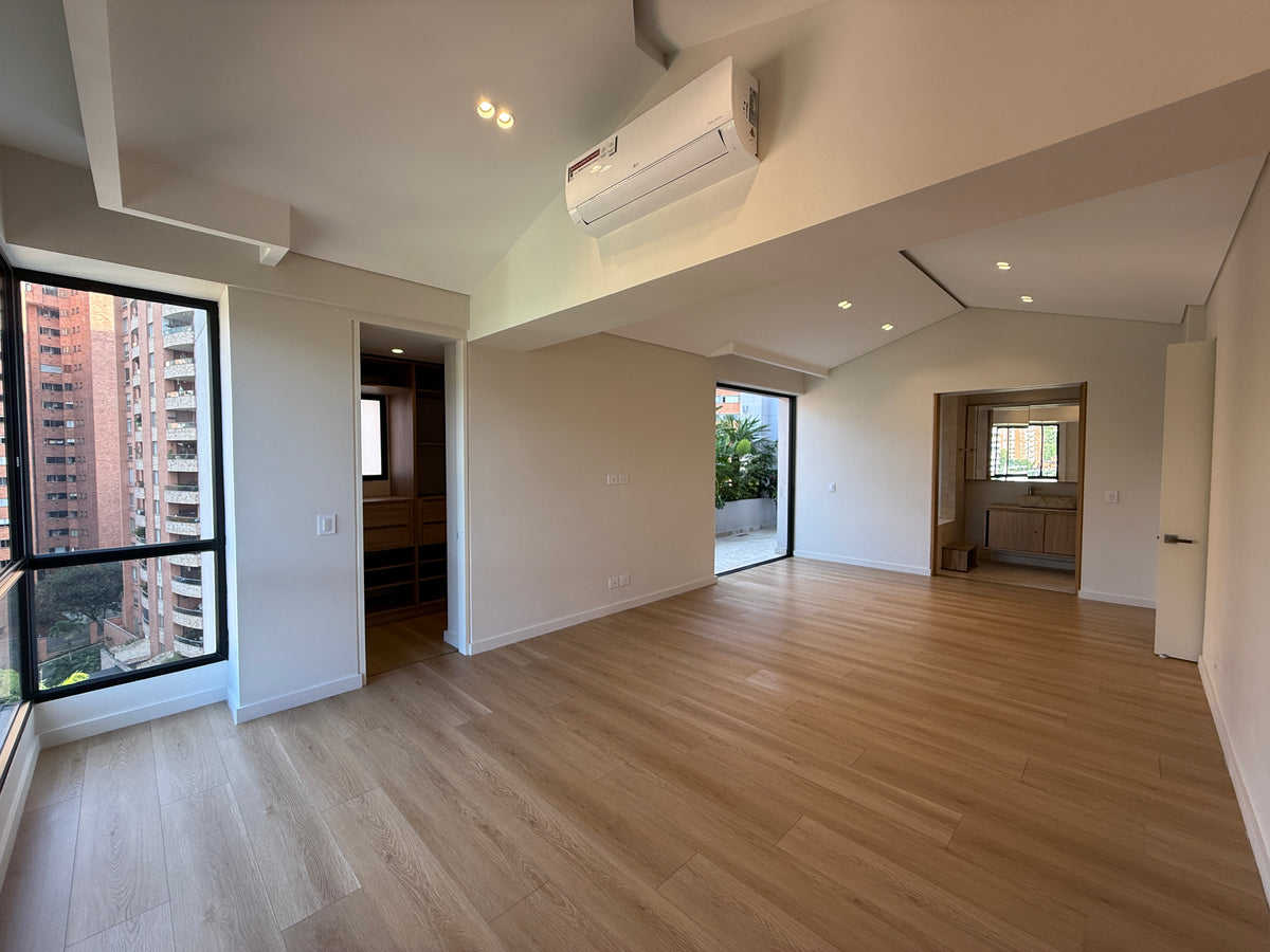 Penthouse Dúplex remodelado en Sector Tranquilo de Provenza con vista panorámica y jacuzzi 3 BR